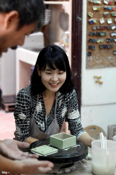 Chị Soo Kyung Lee đến từ Đài Loan rất thích thú với bộ môn này, chị đã hoàn tất lớp căn bản một và tiếp tục tham gia những lớp tiếp theo để có thể tạo ra những sản phẩm phức tạp đòi hỏi kỹ thuật cao hơn.